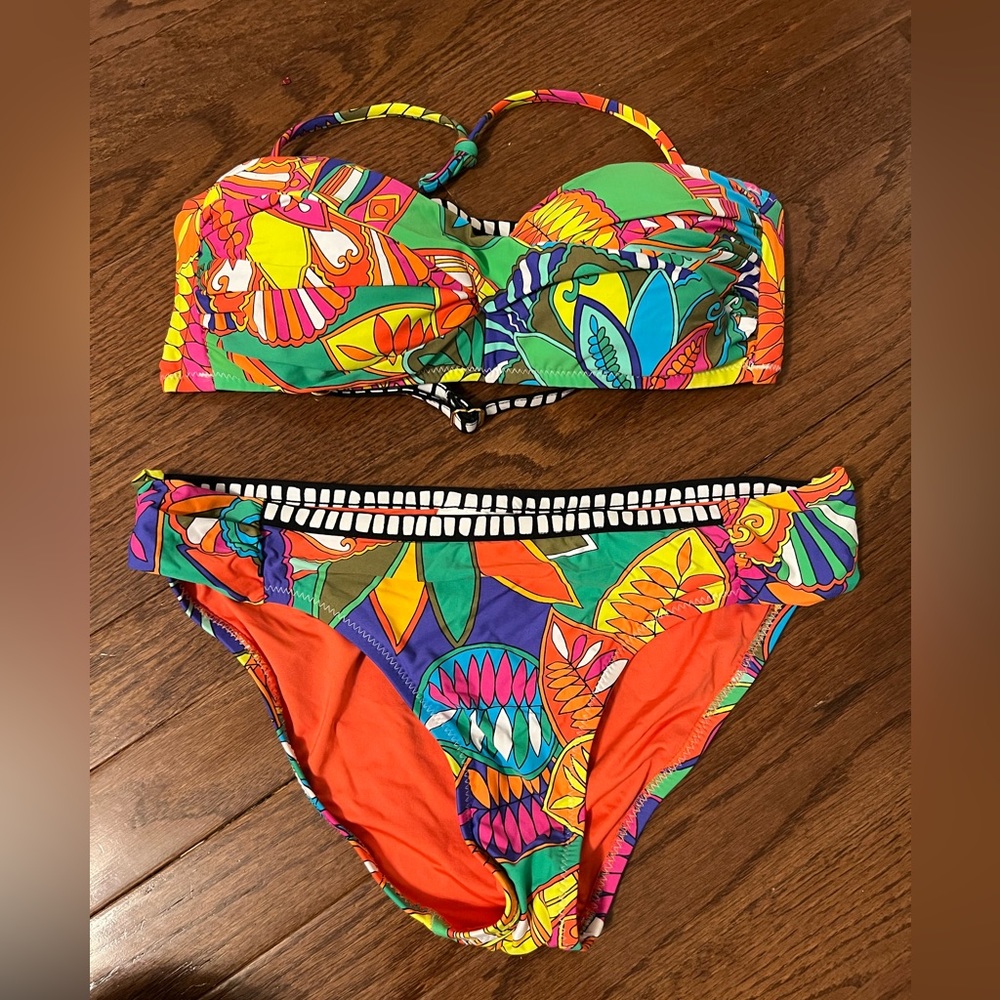 Gorgeous Multi color Trina Turk bikini size 8 top & size 8 bottom. EUC